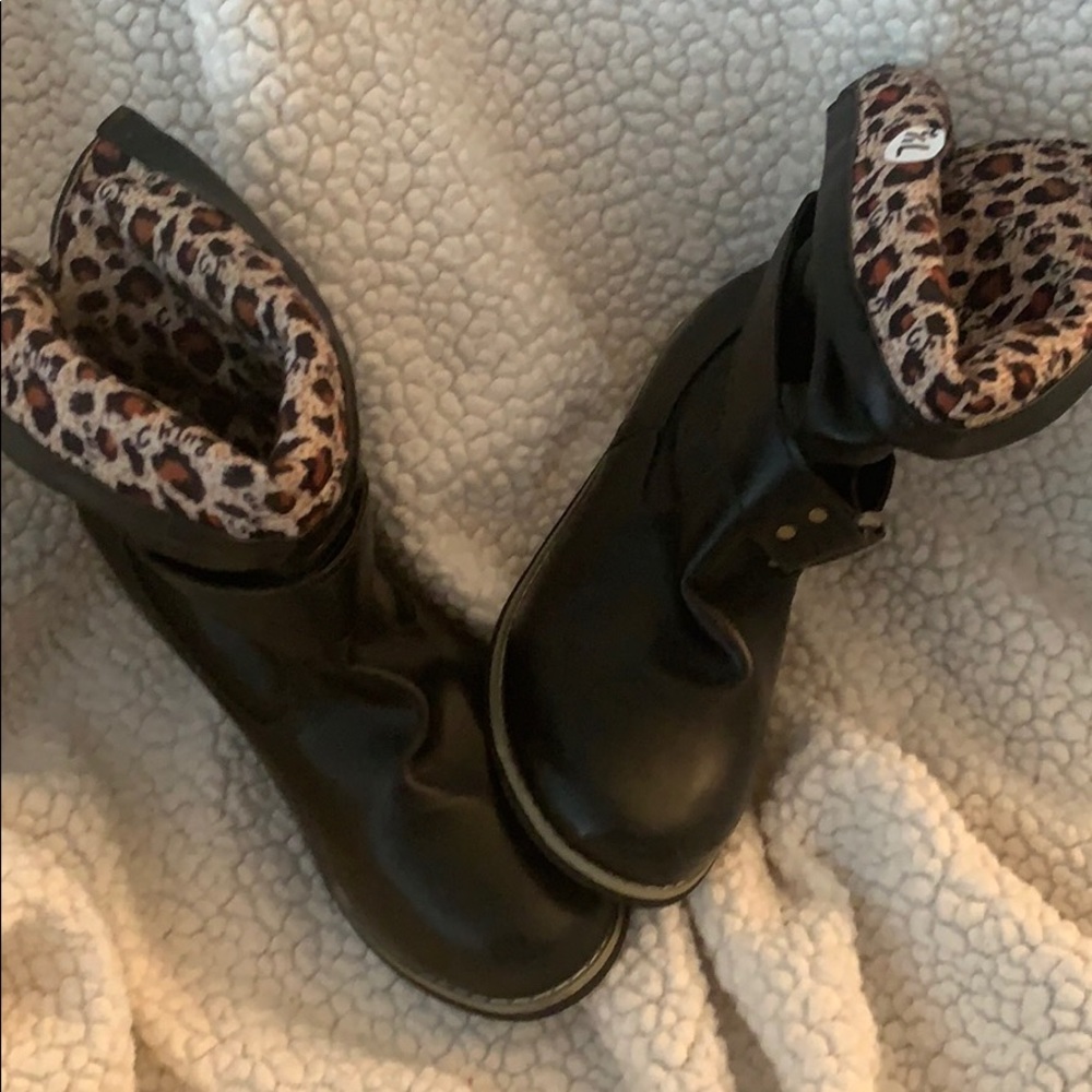 Never worn, black boot w/ inside cheetah print!